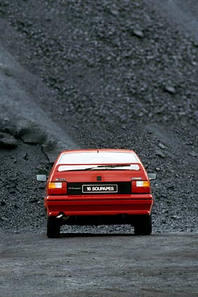 1988 Citroen BX GTi phone wallpaper thumbnail.