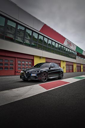 2024 Alfa Romeo Giulia Quadrifoglio Super Sport phone wallpaper thumbnail.